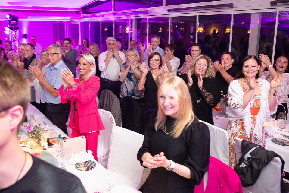 Begeisterte Gäste applaudieren beim Magic Dinner