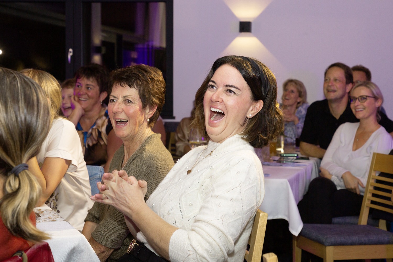 Lachende Gäste beim Magic Dinner in der Koasazeit