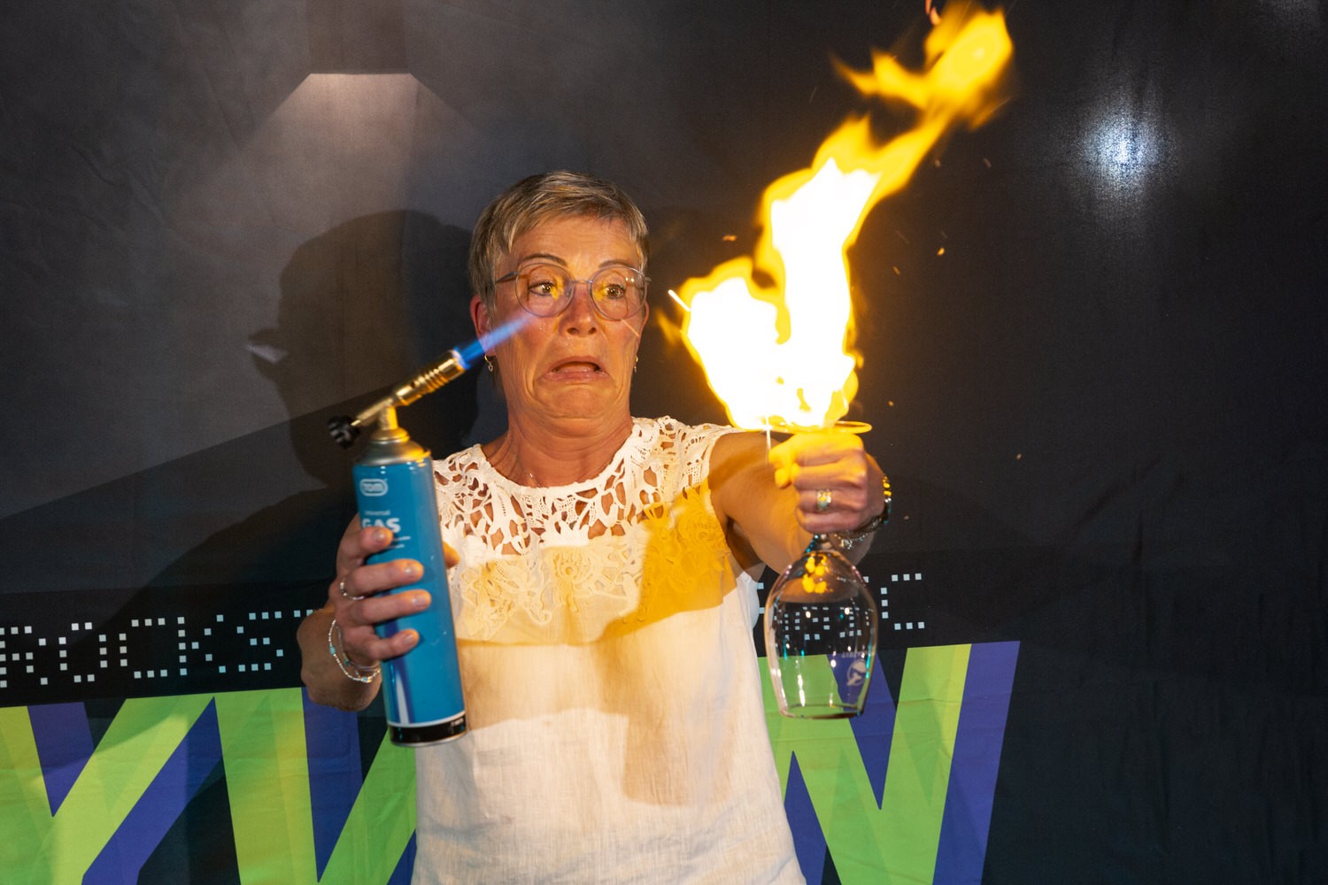Zuschauerin bei einem Feuereffekt während der Show in der Koasazeit