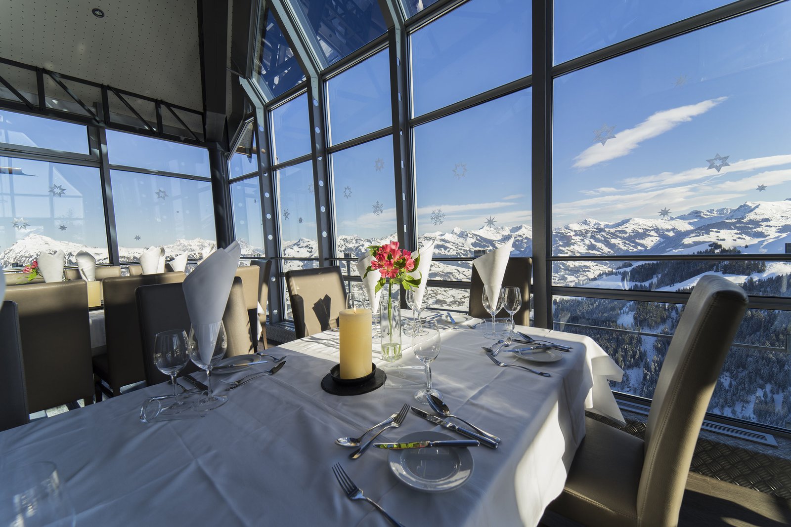 Gedeckter Tisch mit Blick auf die verschneite Bergwelt bei Tomschy