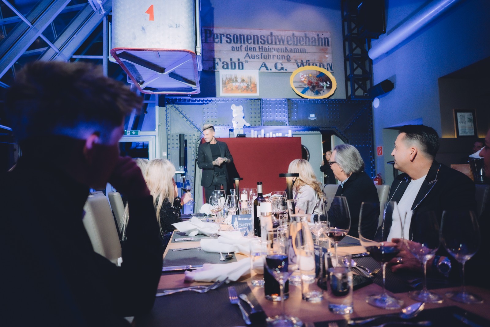 Ben Hyven vor den Gästen im Restaurant Hochkitzbühel bei Tomschy